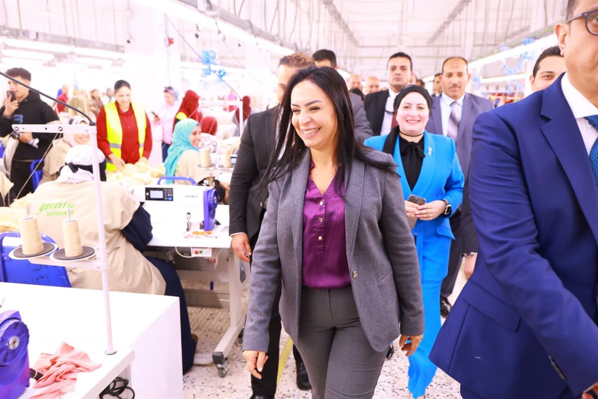 وزيرة التضامن تتابع المشروعات الإنتاجية لمصنع الغزل والنسيج بقرية العزب بالفيوم