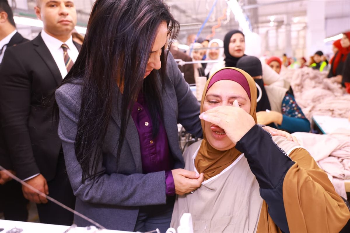 وزيرة التضامن تتابع المشروعات الإنتاجية لمصنع الغزل والنسيج بقرية العزب بالفيوم