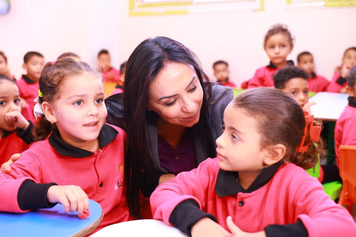 وزيرة التضامن تتفقد حضانة أبناء العاملات بالمصنع