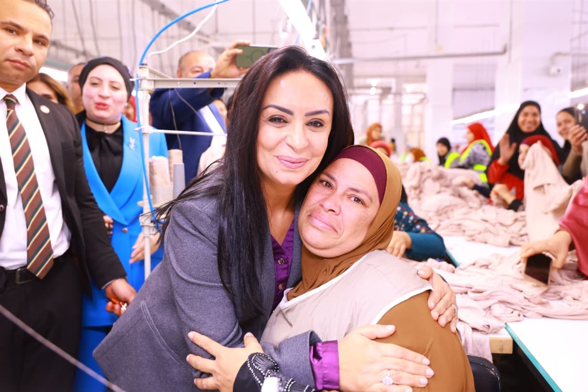 وزيرة التضامن تتابع المشروعات الإنتاجية لمصنع الغزل والنسيج بقرية العزب بالفيوم