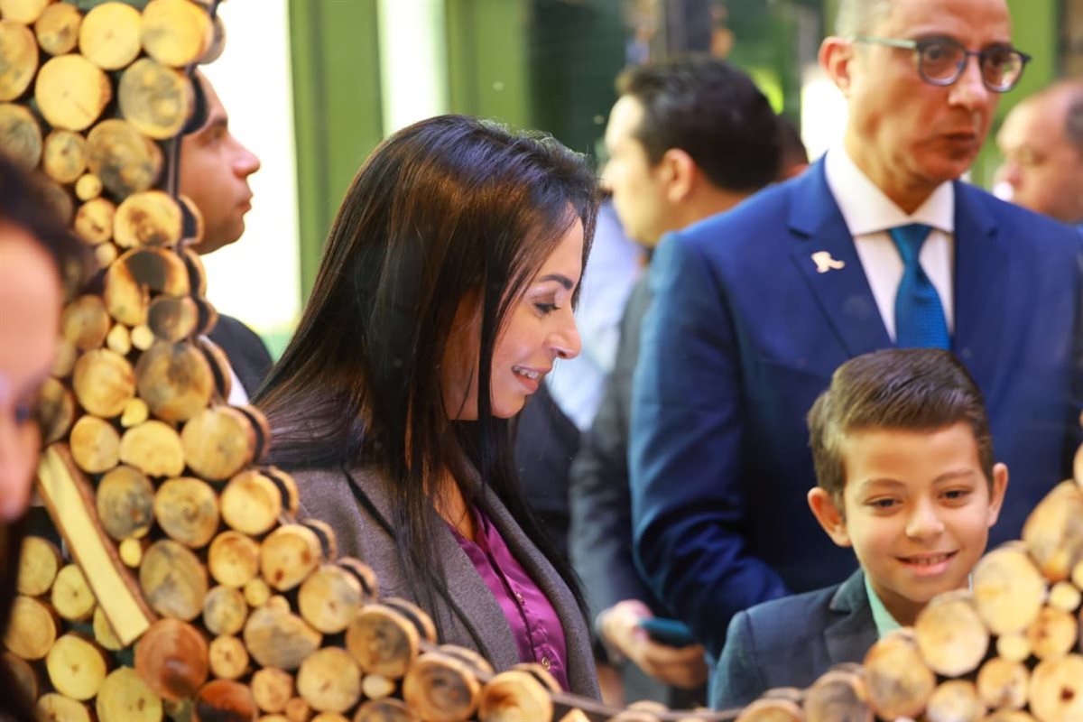 وزيرة التضامن ومحافظ الفيوم يتفقدان معرض كنزي للحرف اليدوية والتراثية 