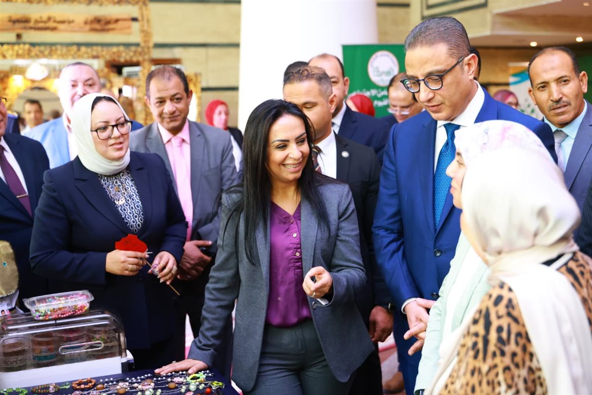 وزيرة التضامن ومحافظ الفيوم يتفقدان معرض كنزي للحرف اليدوية والتراثية 