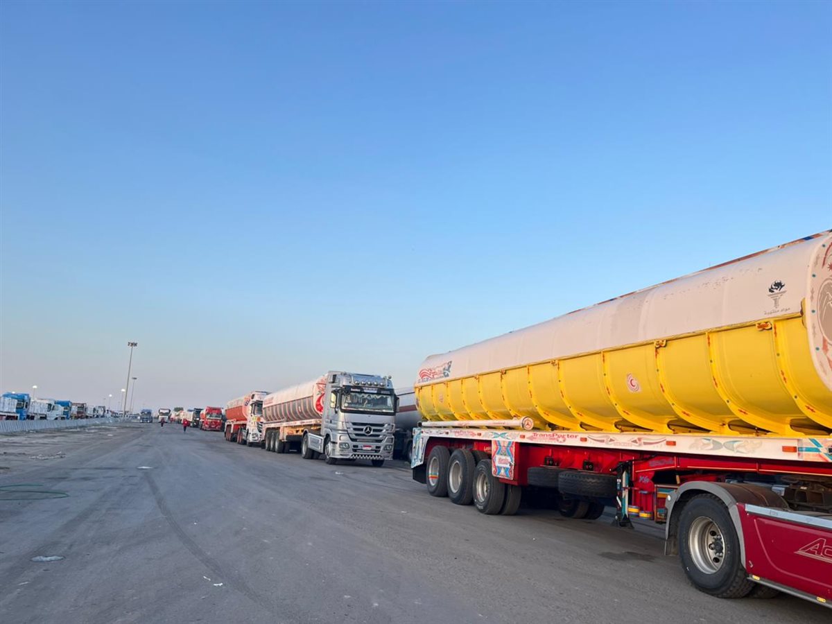 الهلال الأحمر المصري يدفع بقافلة زاد العزة الـ 75 مُحملة باحتياجات الشتاء