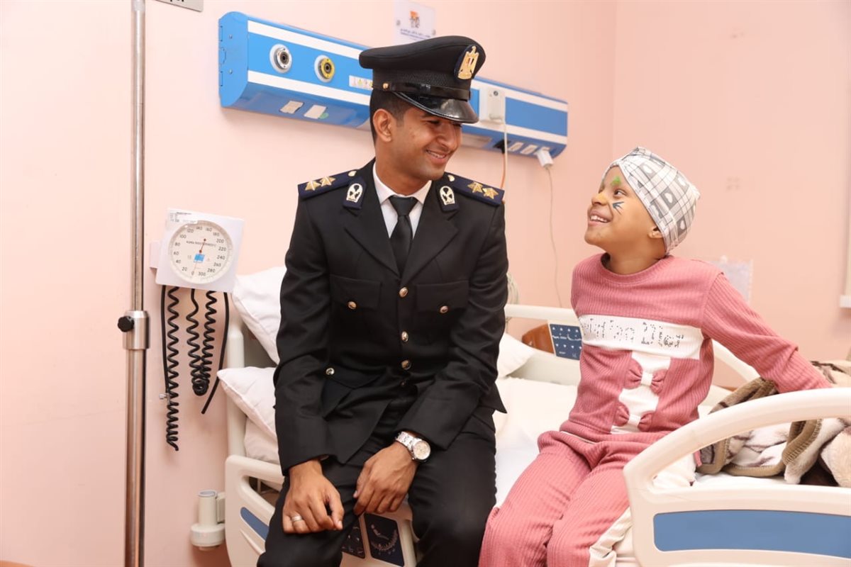 مديرية أمن الأقصر تحتفل باليوم العالمي للطفل مع متحدي السرطان