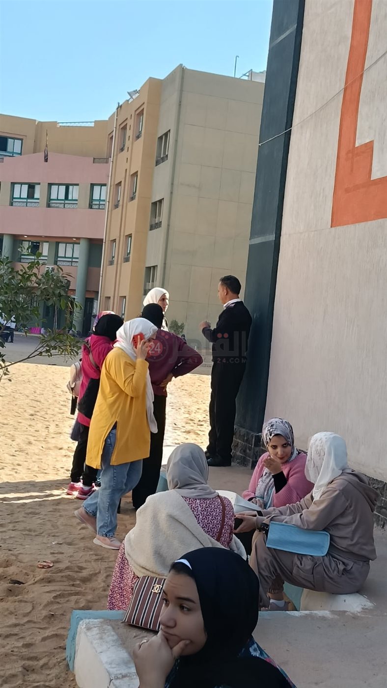 أولياء الأمور يحتجون أمام مدرسة الأبطال المتميزة بالشروق بسبب مشاكل المباني الجديدة