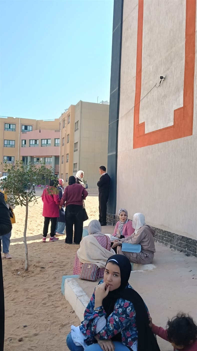 أولياء الأمور يحتجون أمام مدرسة الأبطال المتميزة بالشروق بسبب مشاكل المباني الجديدة