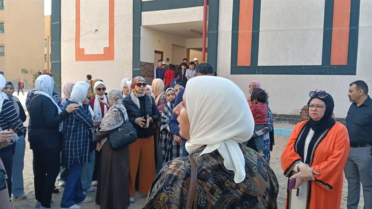 أولياء الأمور يحتجون أمام مدرسة الأبطال المتميزة بالشروق بسبب مشاكل المباني الجديدة