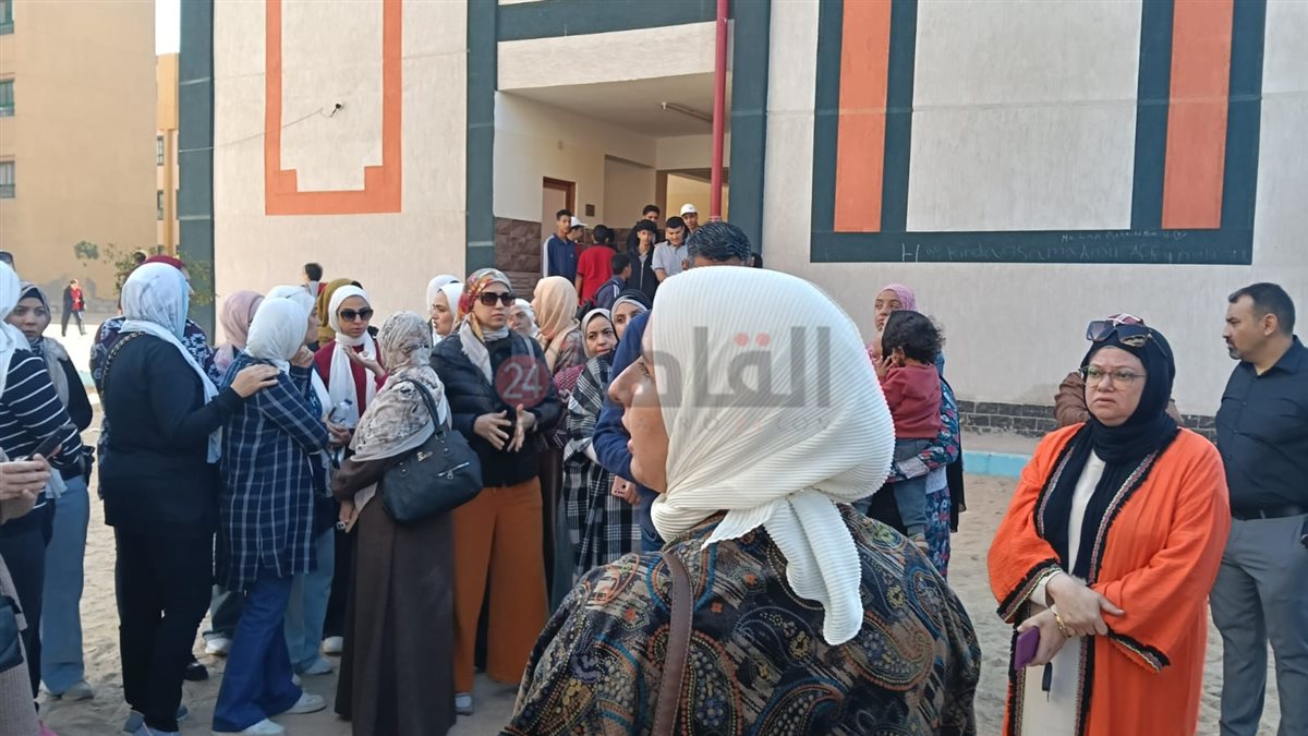 أولياء الأمور يحتجون أمام مدرسة الأبطال المتميزة بالشروق بسبب مشاكل المباني الجديدة