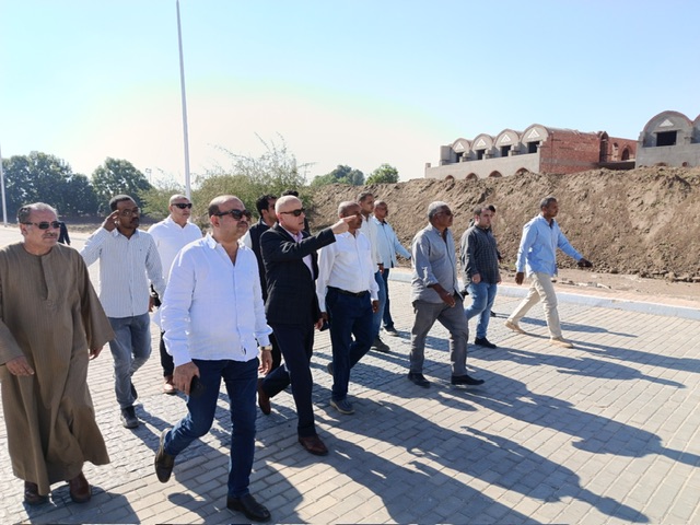 محافظ الأقصر وجولة في الأقالتةً