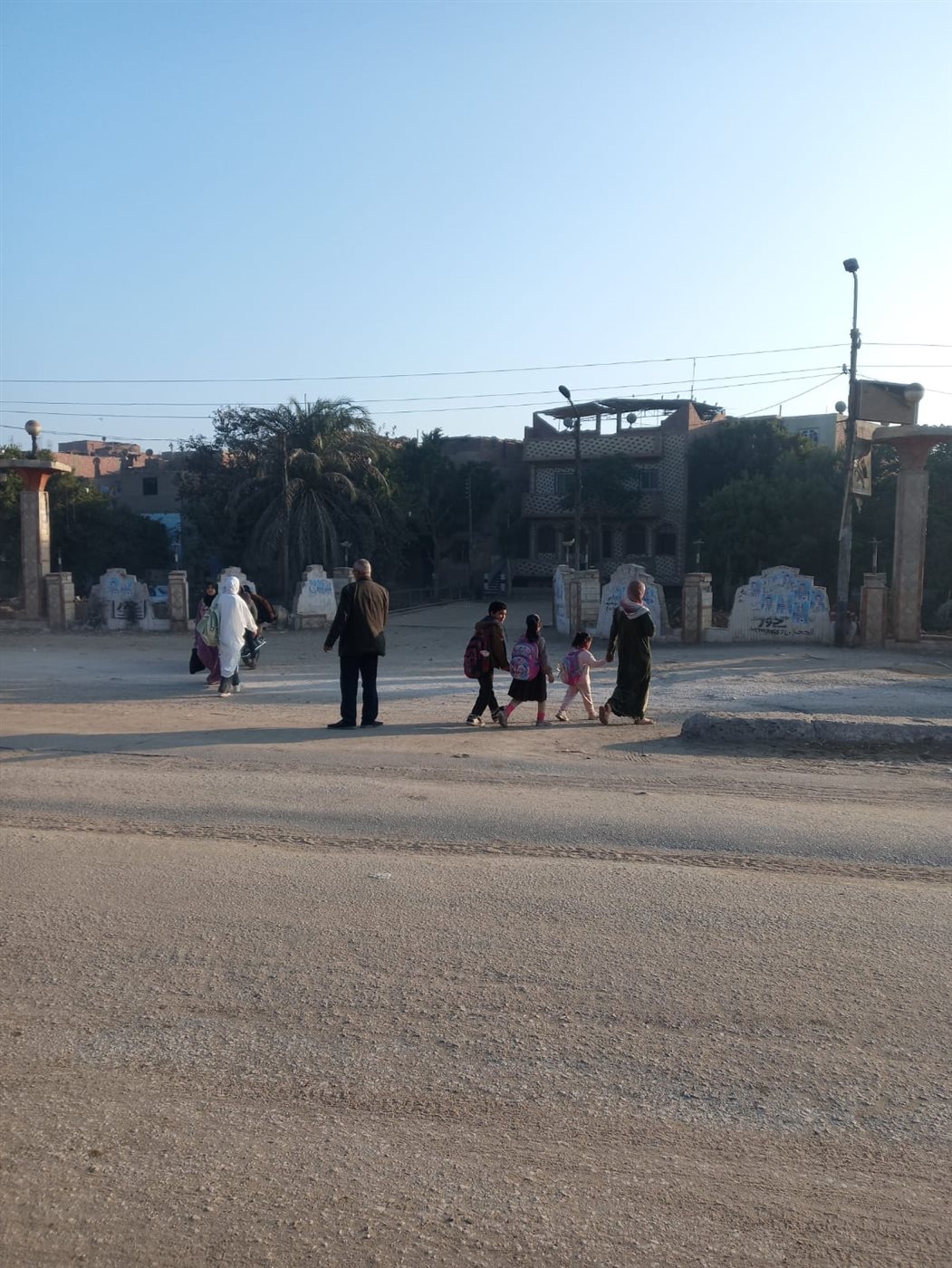 المهندس رمضان يساعد التلاميذ في عبور الطريق 