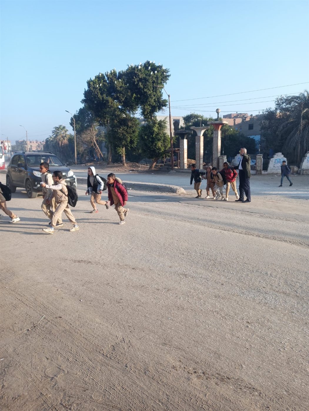 المهندس رمضان يساعد التلاميذ في عبور الطريق 