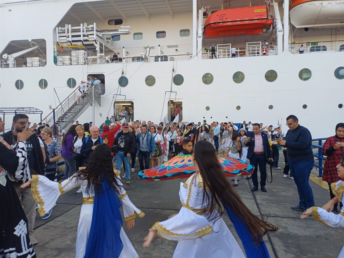 ميناء بورسعيد يستقبل سفينة سياحية عملاقة 