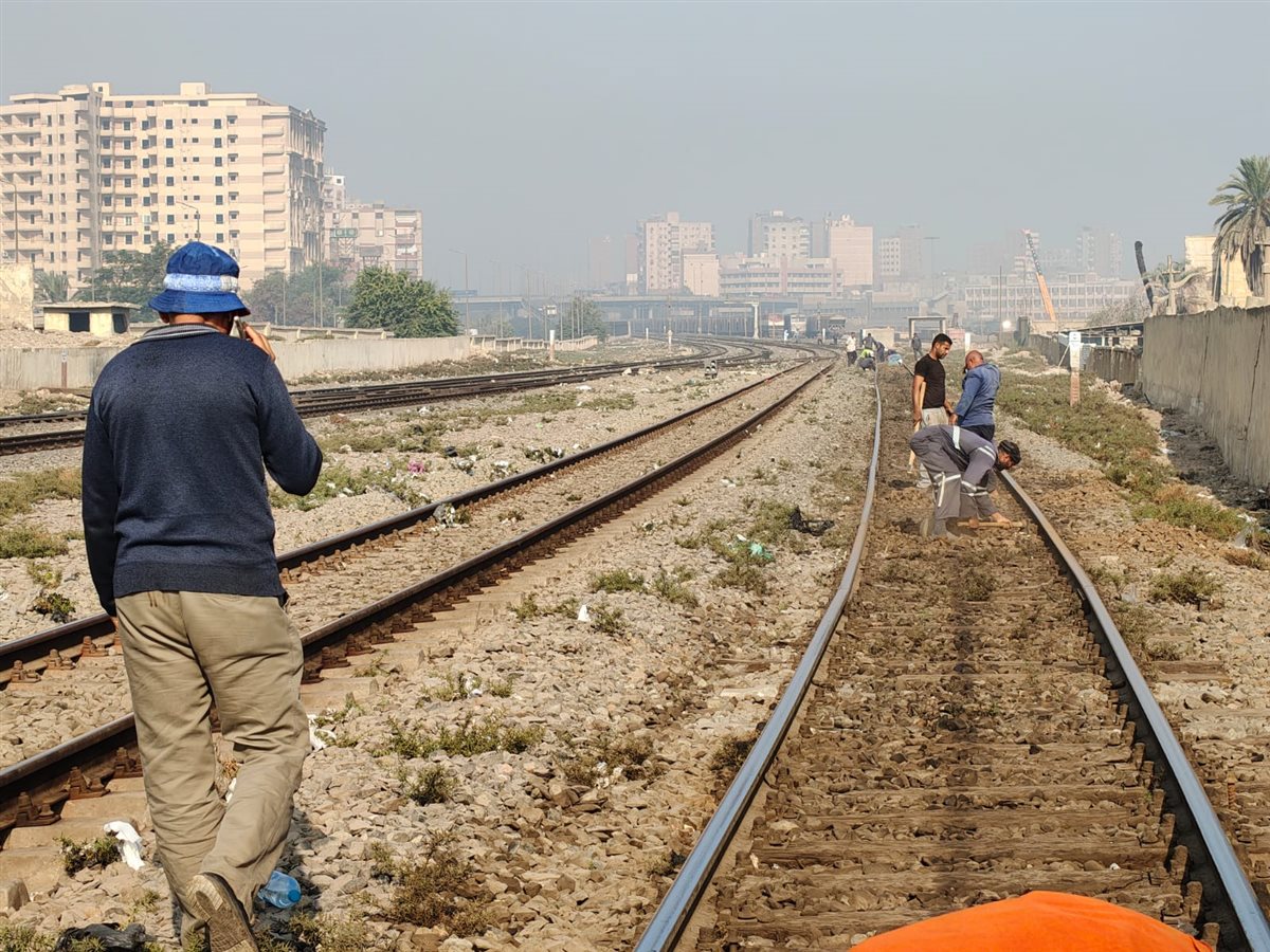 إصلاح تلف بقضبان السكة الحديد بشبرا الخيمة
