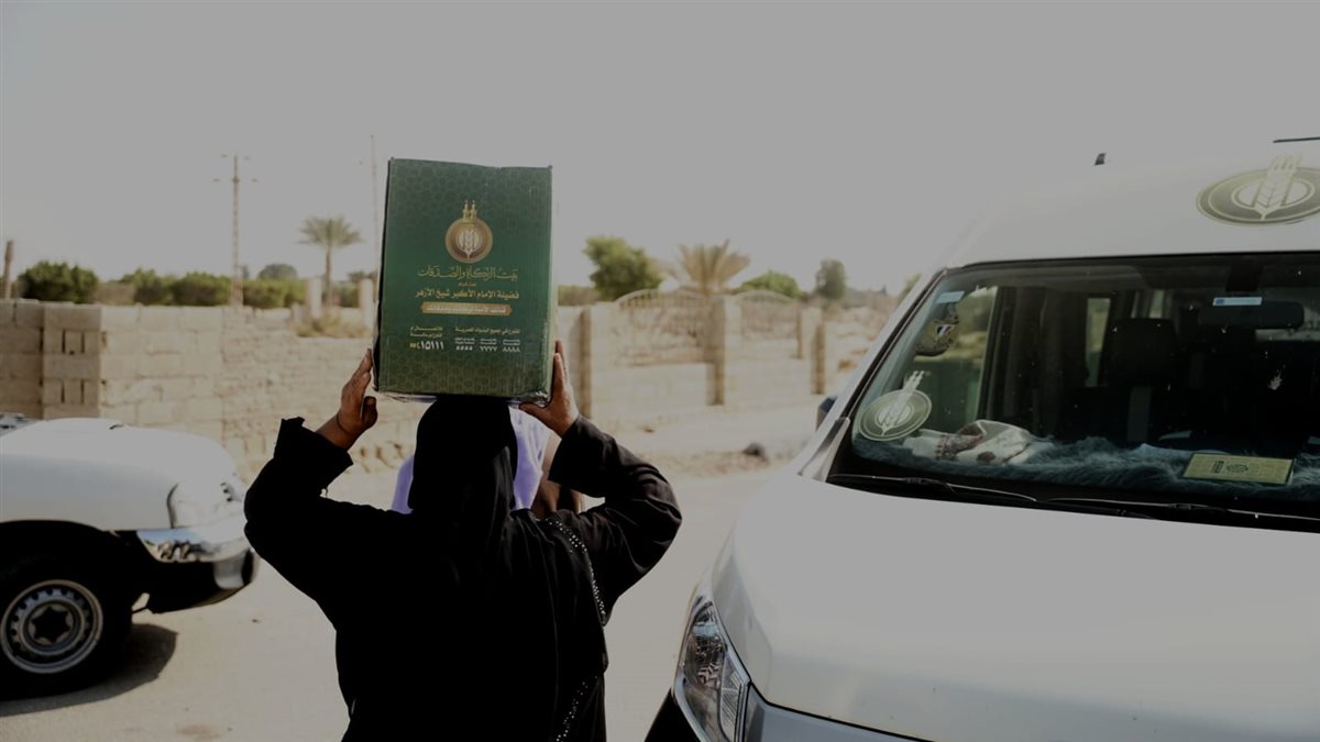 بيت الزكاة يوزع عشرات الآلاف البطاطين والألحفة والمواد الغذائية بمحافظات مدن القناة