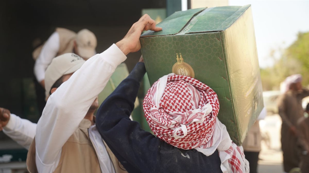 بيت الزكاة يوزع عشرات الآلاف البطاطين والألحفة والمواد الغذائية بمحافظات مدن القناة
