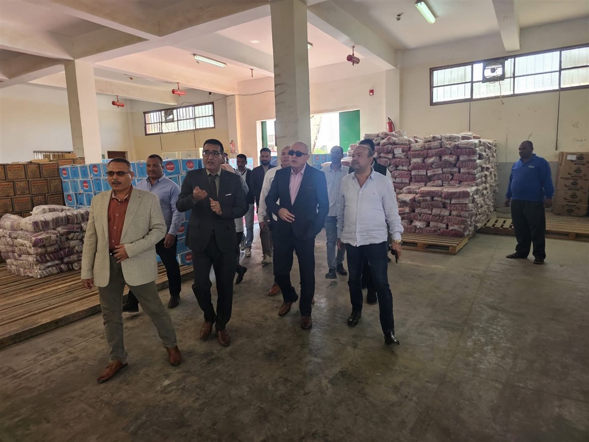محافظ الأقصر يتفقد المخازن الاستراتيجية غرب المحافظة