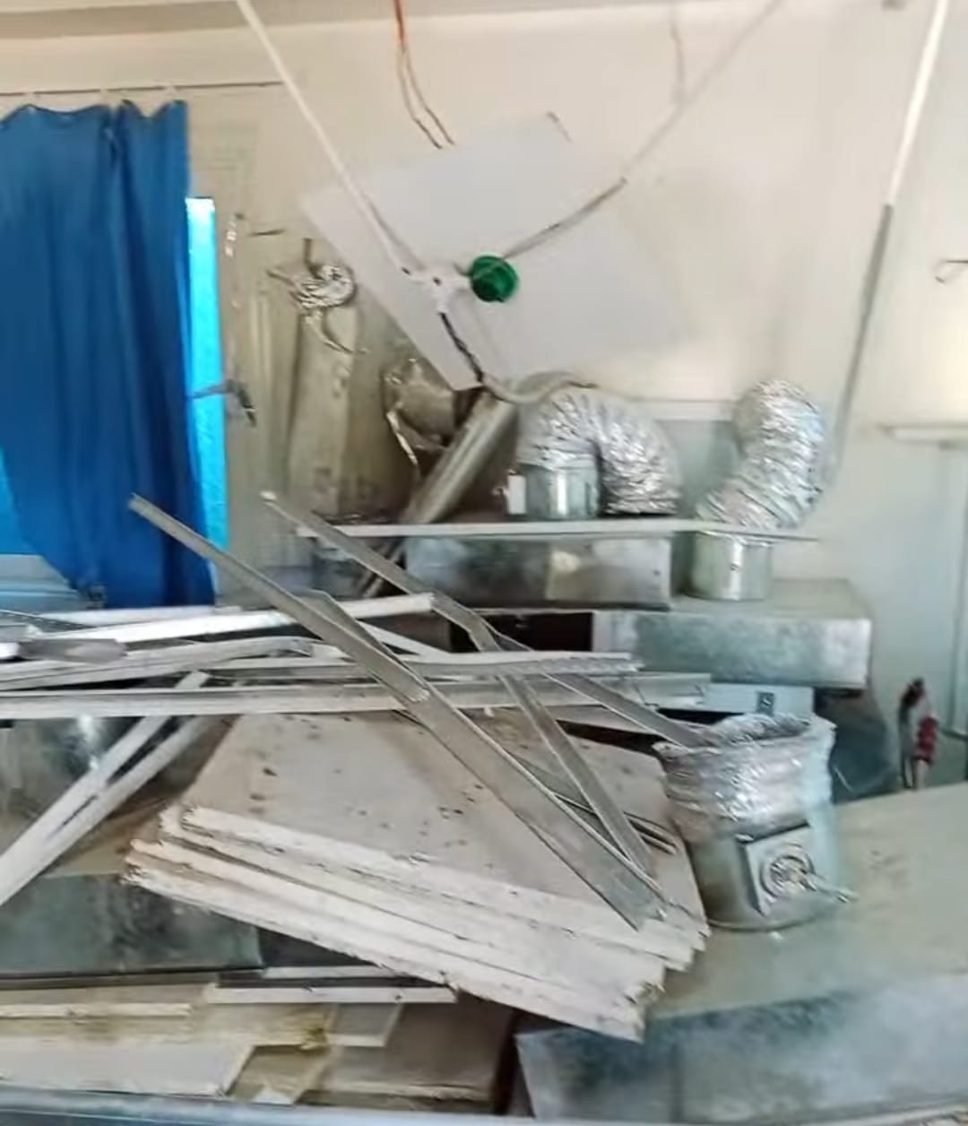 اجهزة طبية غطاها التراب بمركز الكيمان بإسنا