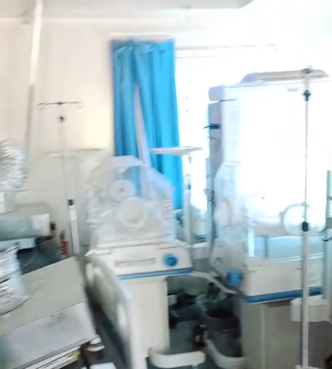 اجهزة طبية غطاها التراب بمركز الكيمان بإسنا