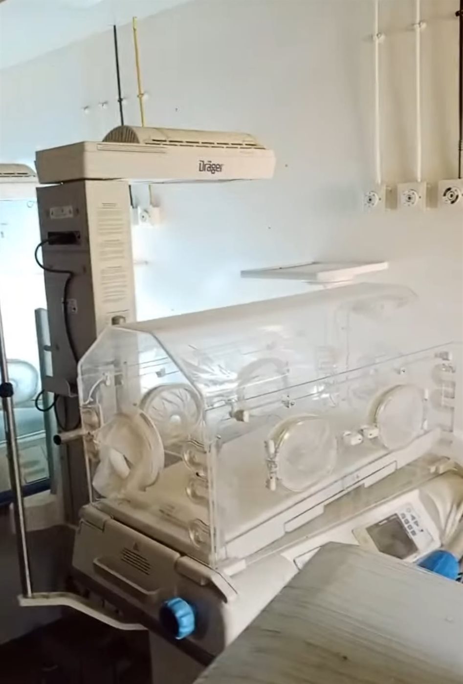 اجهزة طبية غطاها التراب بمركز الكيمان بإسنا