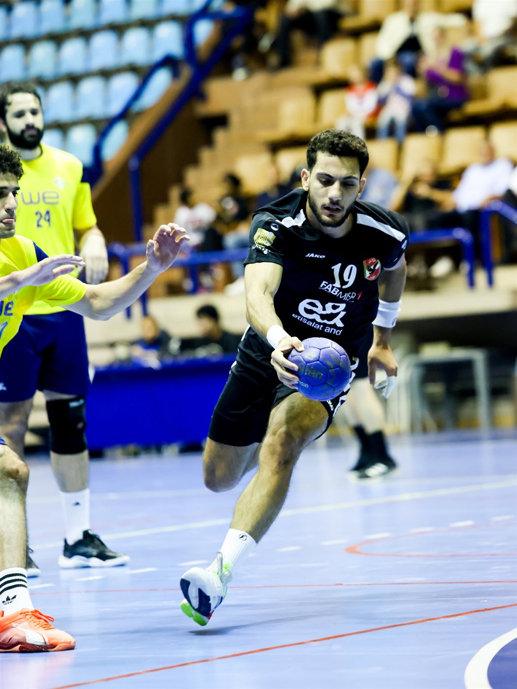 يد الأهلي يفوز على الجزيرة بدوري المحترفين