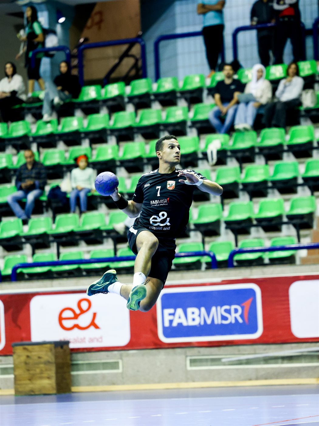 يد الأهلي يفوز على الجزيرة بدوري المحترفين