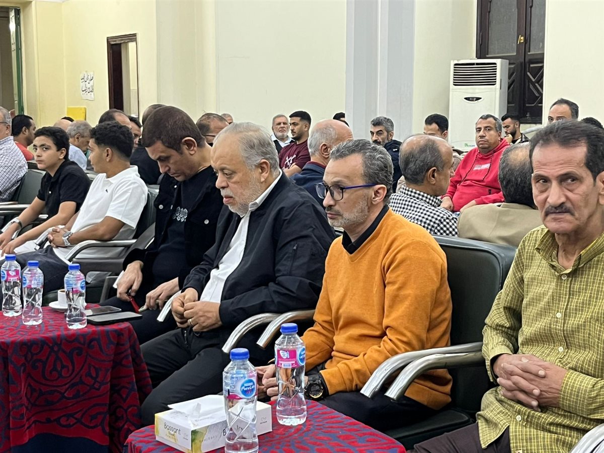 أشرف زكي وفنانو السيرك المصري يودّعون أشرف الجريسي في مسجد الكواكبي