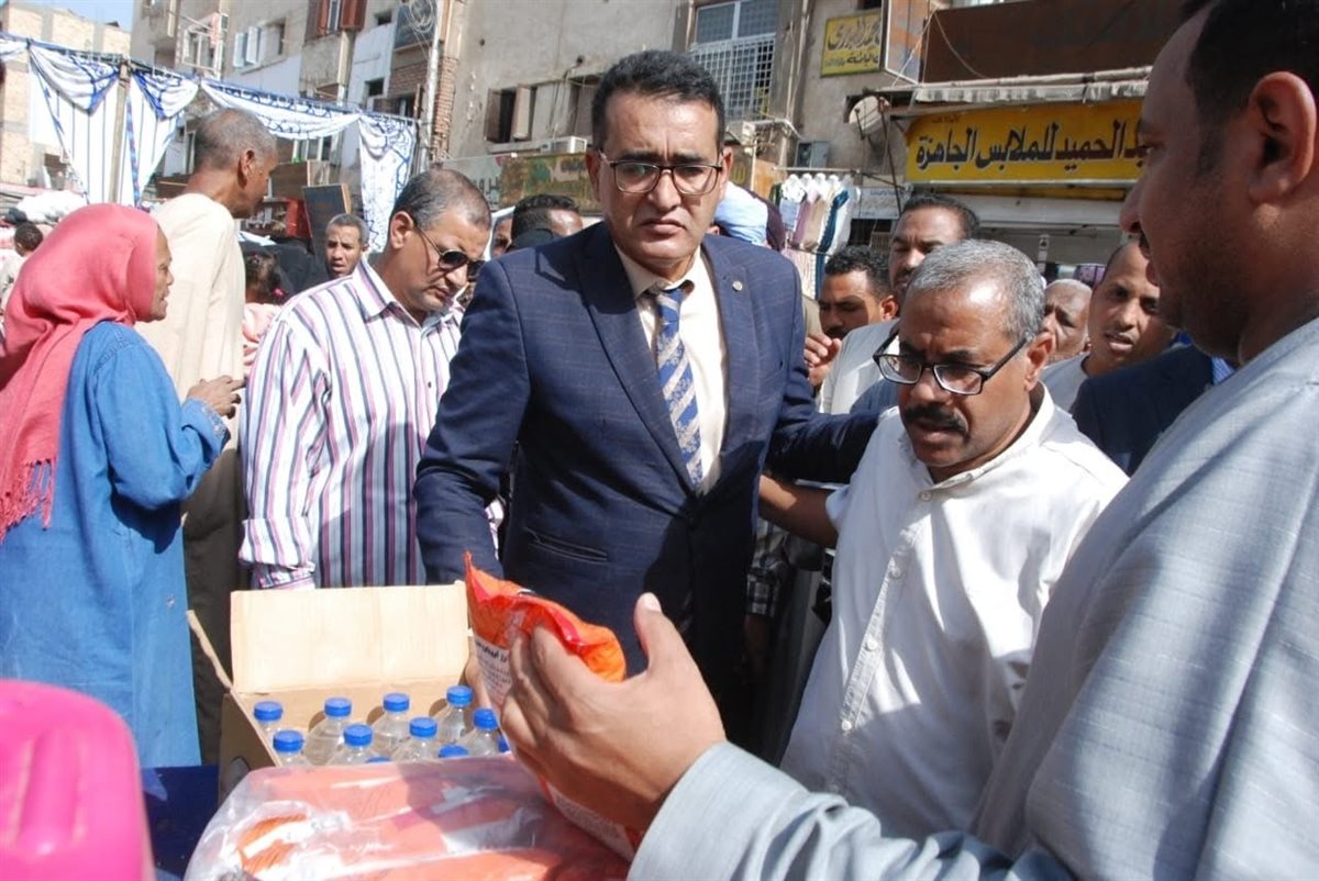 افتتاح سوق اليوم الواحد بإسنا