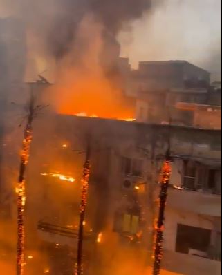 حريق هائل يلتهم مبنى سكنى بـ تل أبيب