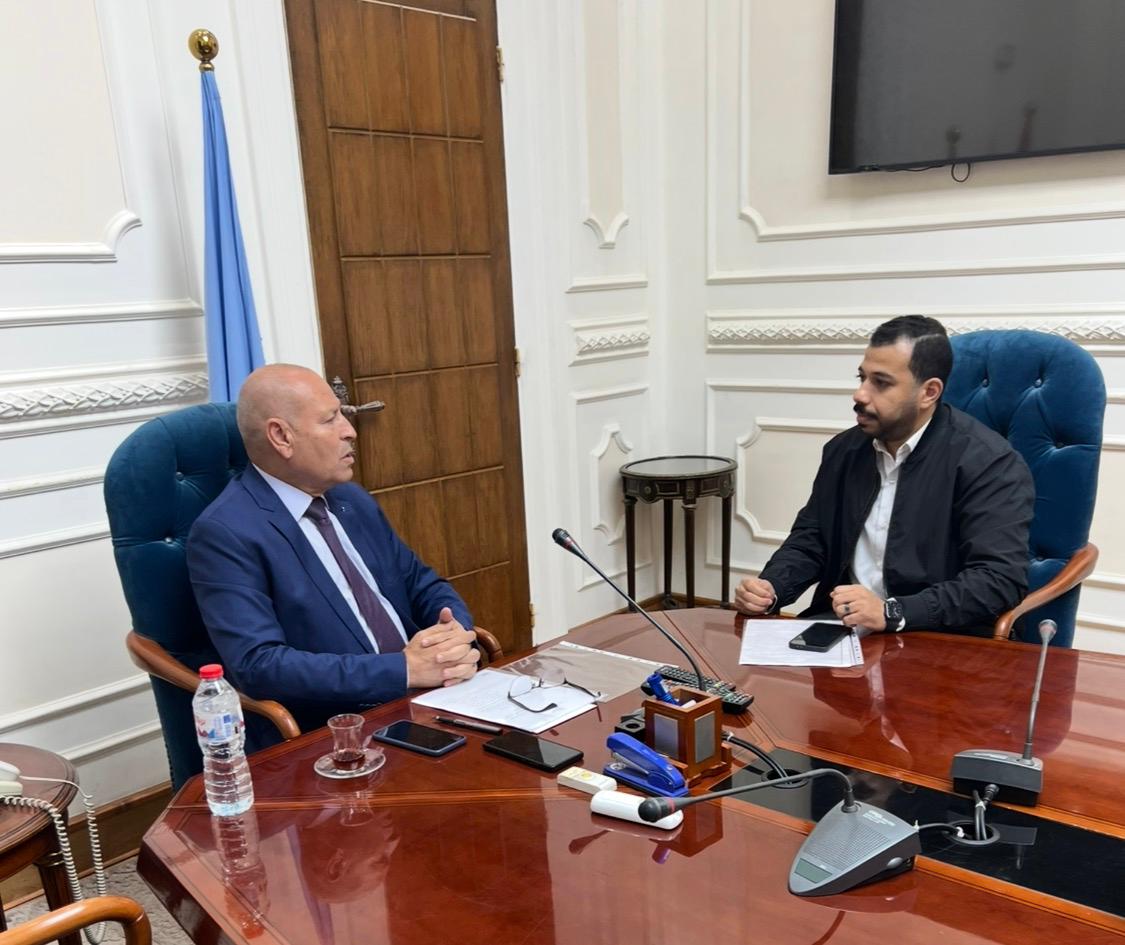 <strong>محافظ القاهرة خلال حديثه مع صحفي القاهرة 24</strong>