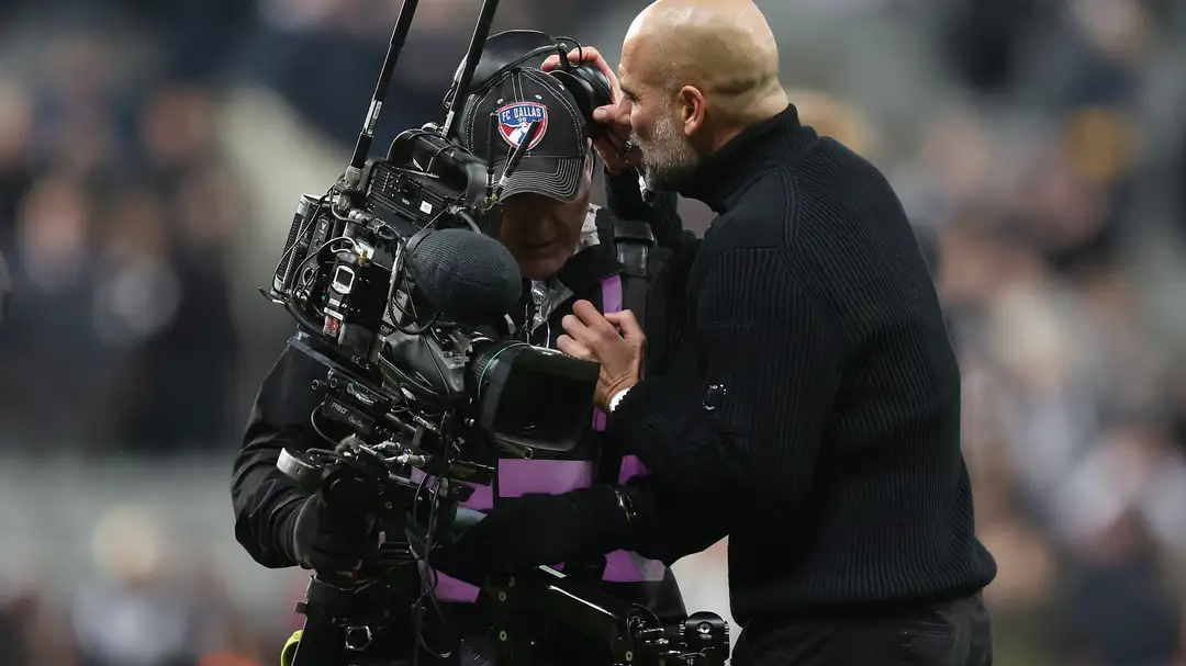 جوارديولا ينفعل على أحد المصورين