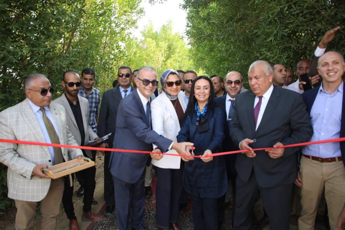 جانب من جولة وزيرة التضامن ومحافظ الوادي الجديد