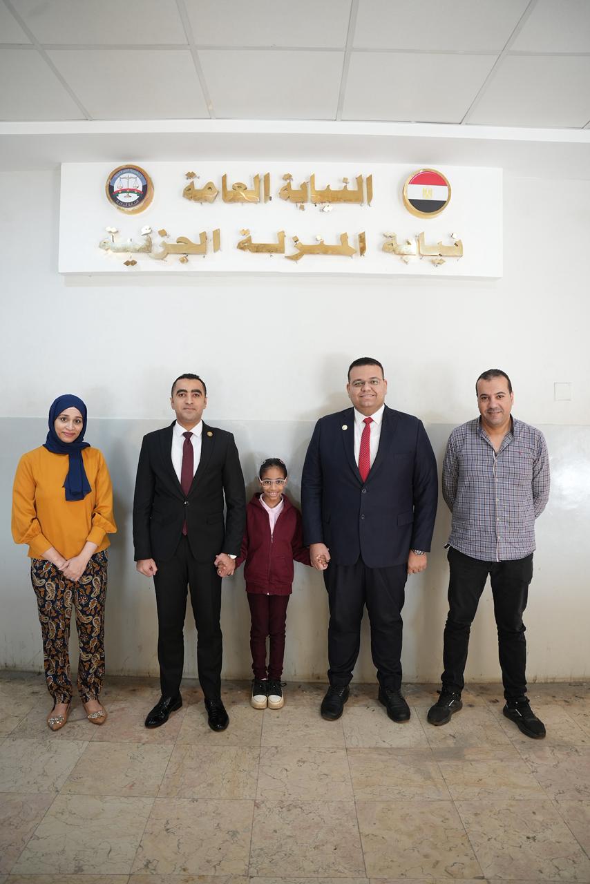 وفد من النيابة العامة يرافق الطفلة حور ضحية التنمر