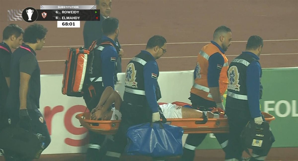 يغادر في سيارة إسعاف.. دونجا يغادر مباراة الزمالك وزيسكو الزامبي مصابا ومحمود جهاد بديلا له