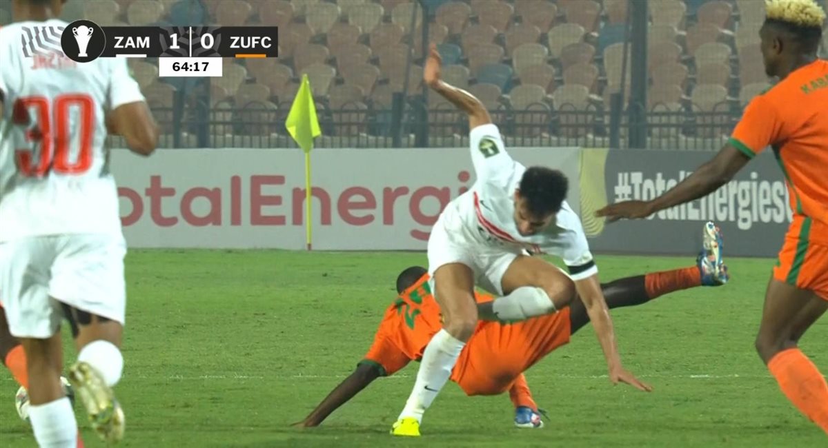 يغادر في سيارة إسعاف.. دونجا يغادر مباراة الزمالك وزيسكو الزامبي مصابا ومحمود جهاد بديلا له