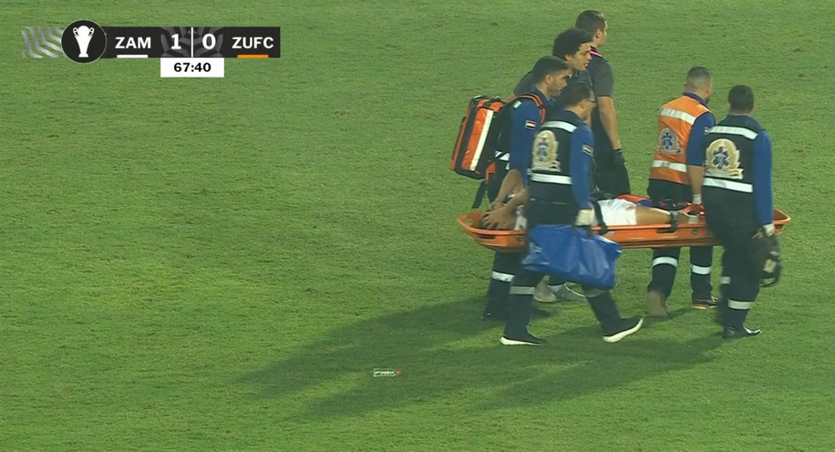 يغادر في سيارة إسعاف.. دونجا يغادر مباراة الزمالك وزيسكو الزامبي مصابا ومحمود جهاد بديلا له