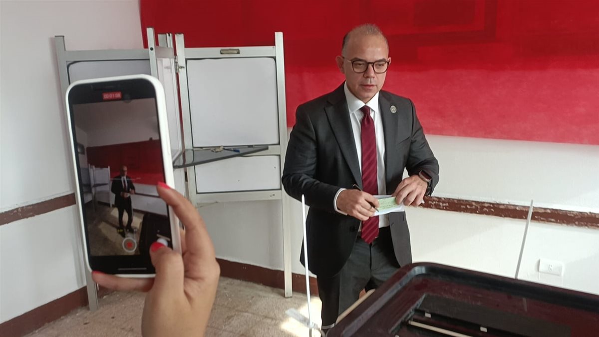 رئيس هيئة الرقابة المالية يدلى بصوته فى انتخابات مجلس النواب 2025 بالتجمع الخامس