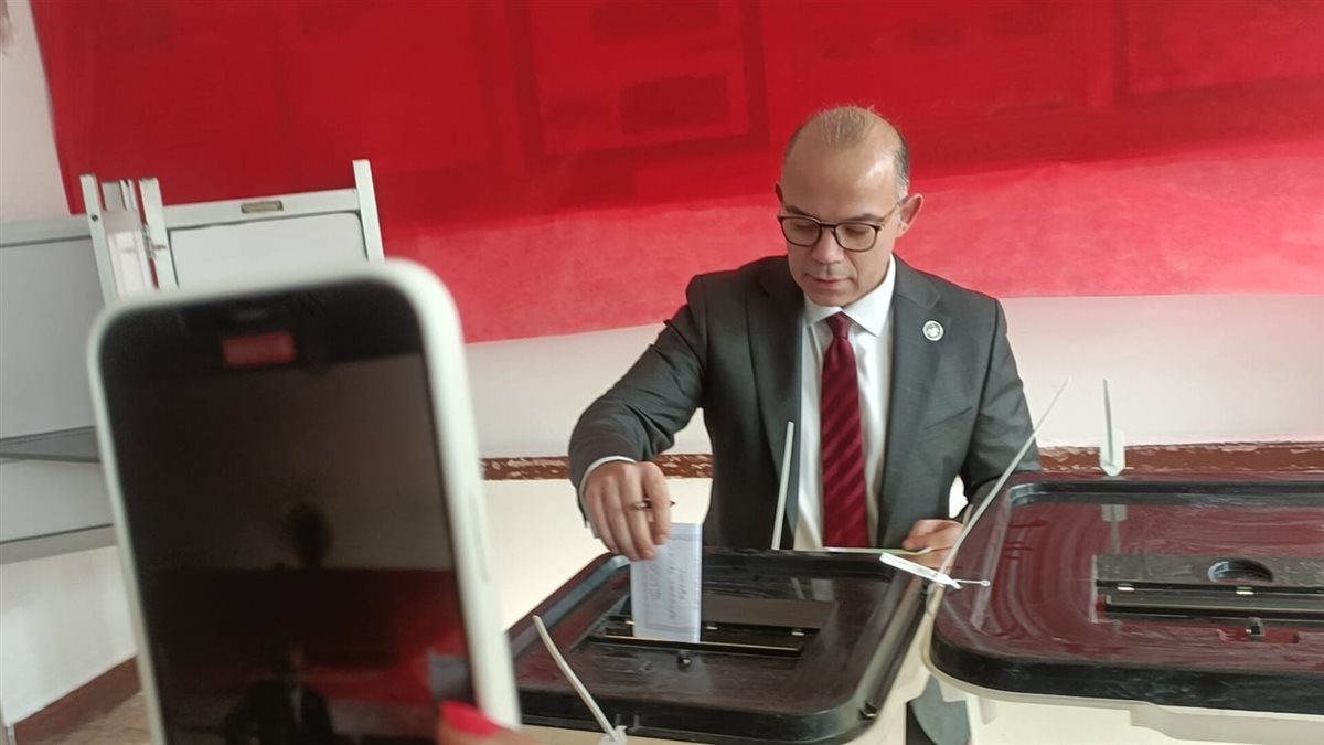 رئيس هيئة الرقابة المالية يدلى بصوته فى انتخابات مجلس النواب 2025 بالتجمع الخامس