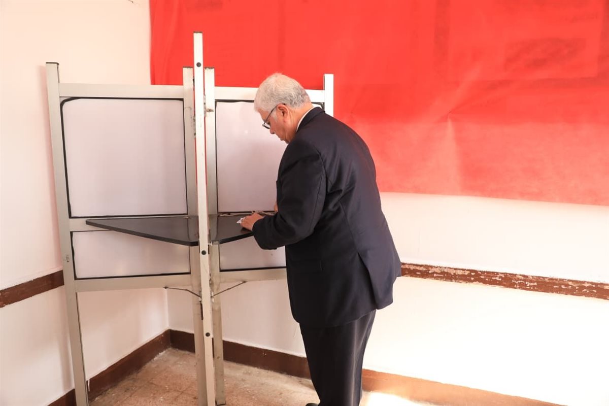 وزير التعليم العالي يُدلي بصوته في انتخابات مجلس النواب 2025 بمدرسة سيزا نبراوي