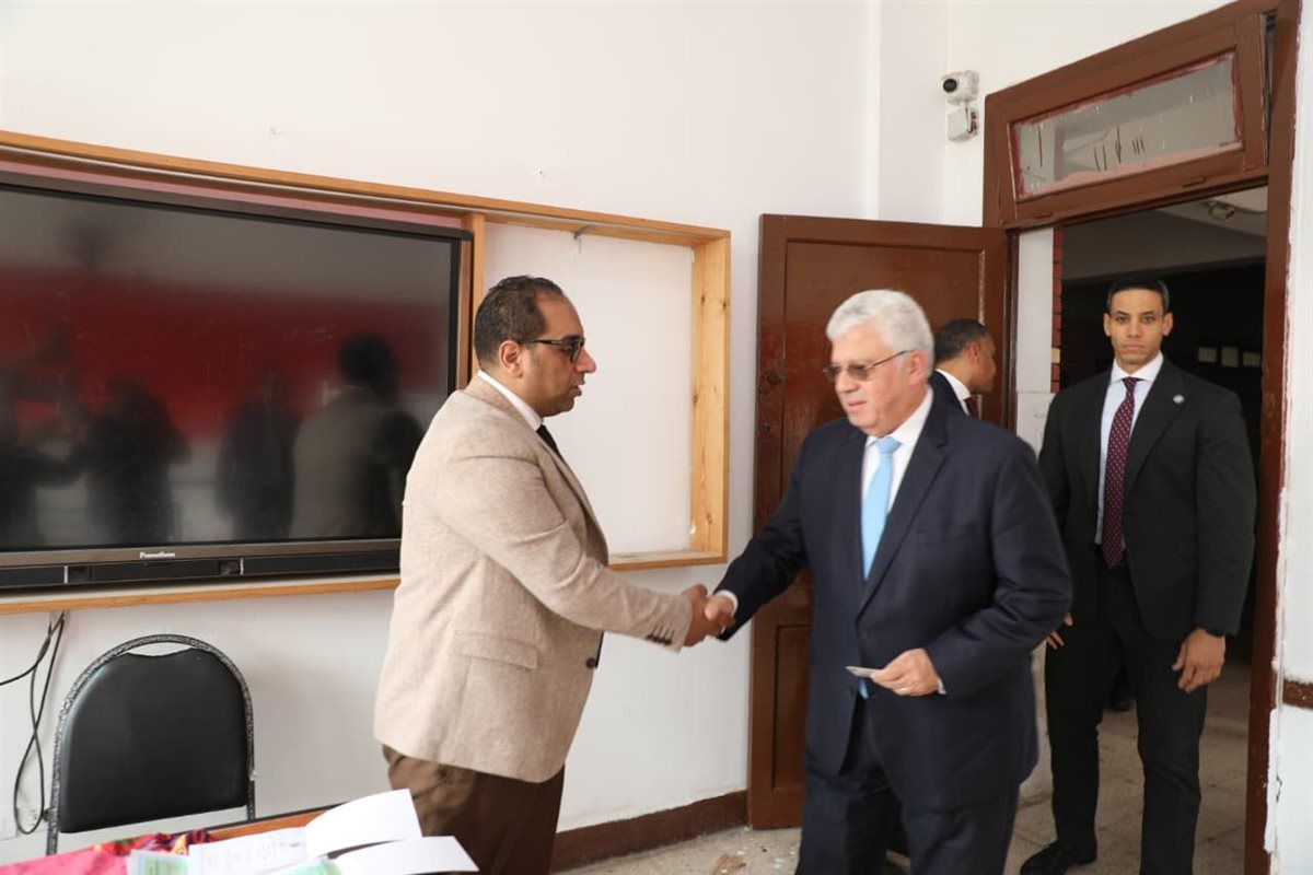 وزير التعليم العالي يُدلي بصوته في انتخابات مجلس النواب 2025 بمدرسة سيزا نبراوي