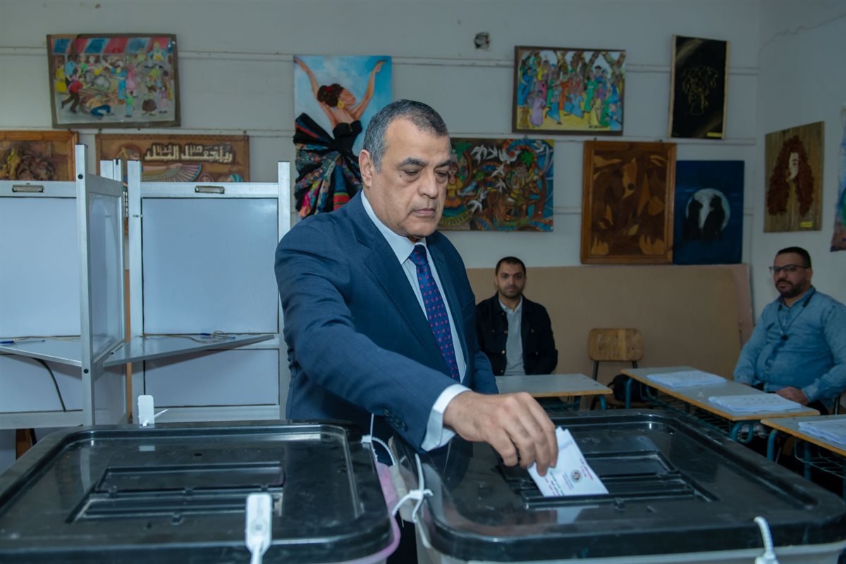 وزير الدولة للإنتاج الحربي يدلي بصوته في انتخابات مجلس النواب<br>