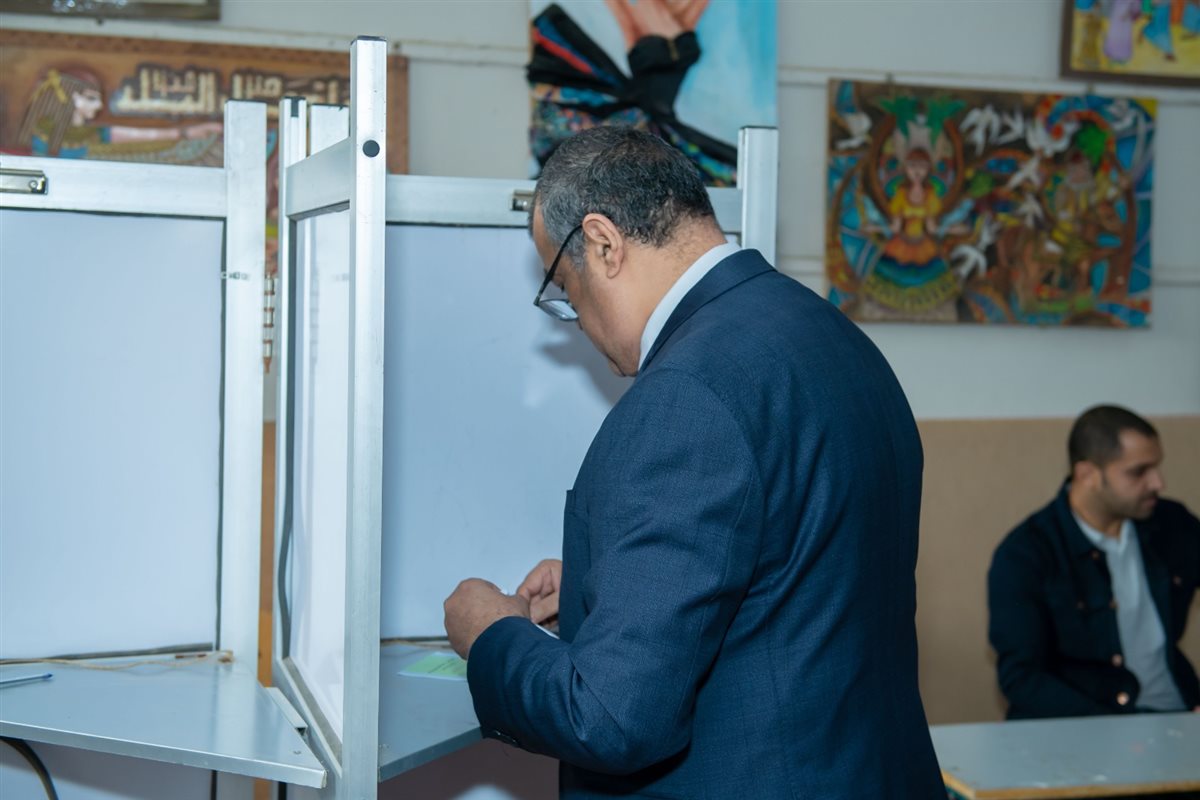 وزير الدولة للإنتاج الحربي يدلي بصوته في انتخابات مجلس النواب<br>