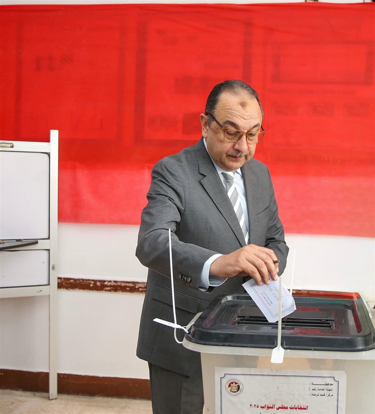 وزير قطاع الأعمال يدلي بصوته في انتخابات النواب 2025 بمدرسة سيزا نبراوي بالقاهرة الجديدة