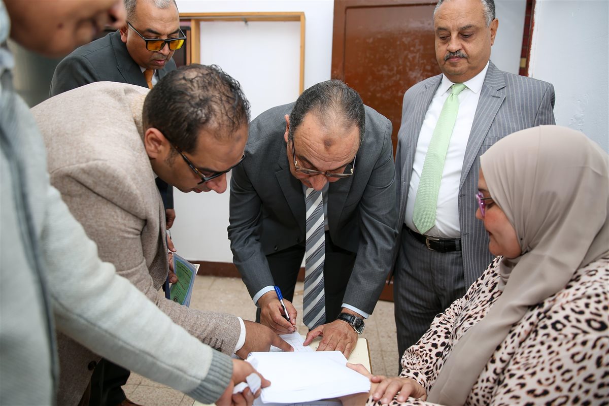 وزير قطاع الأعمال يدلي بصوته في انتخابات النواب 2025 بمدرسة سيزا نبراوي بالقاهرة الجديدة