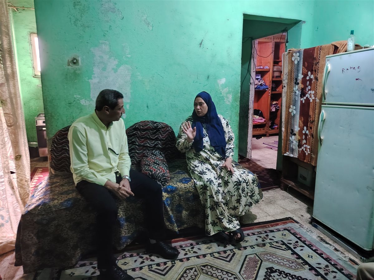 محافظ السويس في منزل السيدة