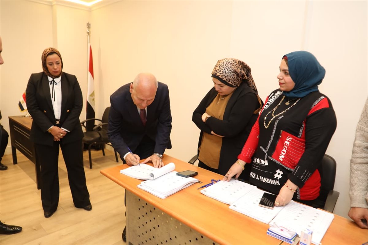 محافظ القاهرة يدلي بصوته في انتخابات مجلس النواب