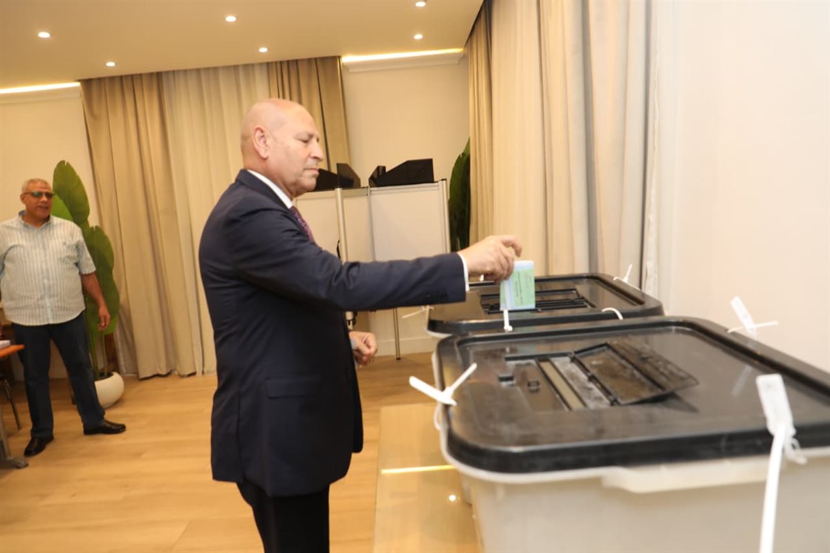 محافظ القاهرة يدلي بصوته في انتخابات مجلس النواب