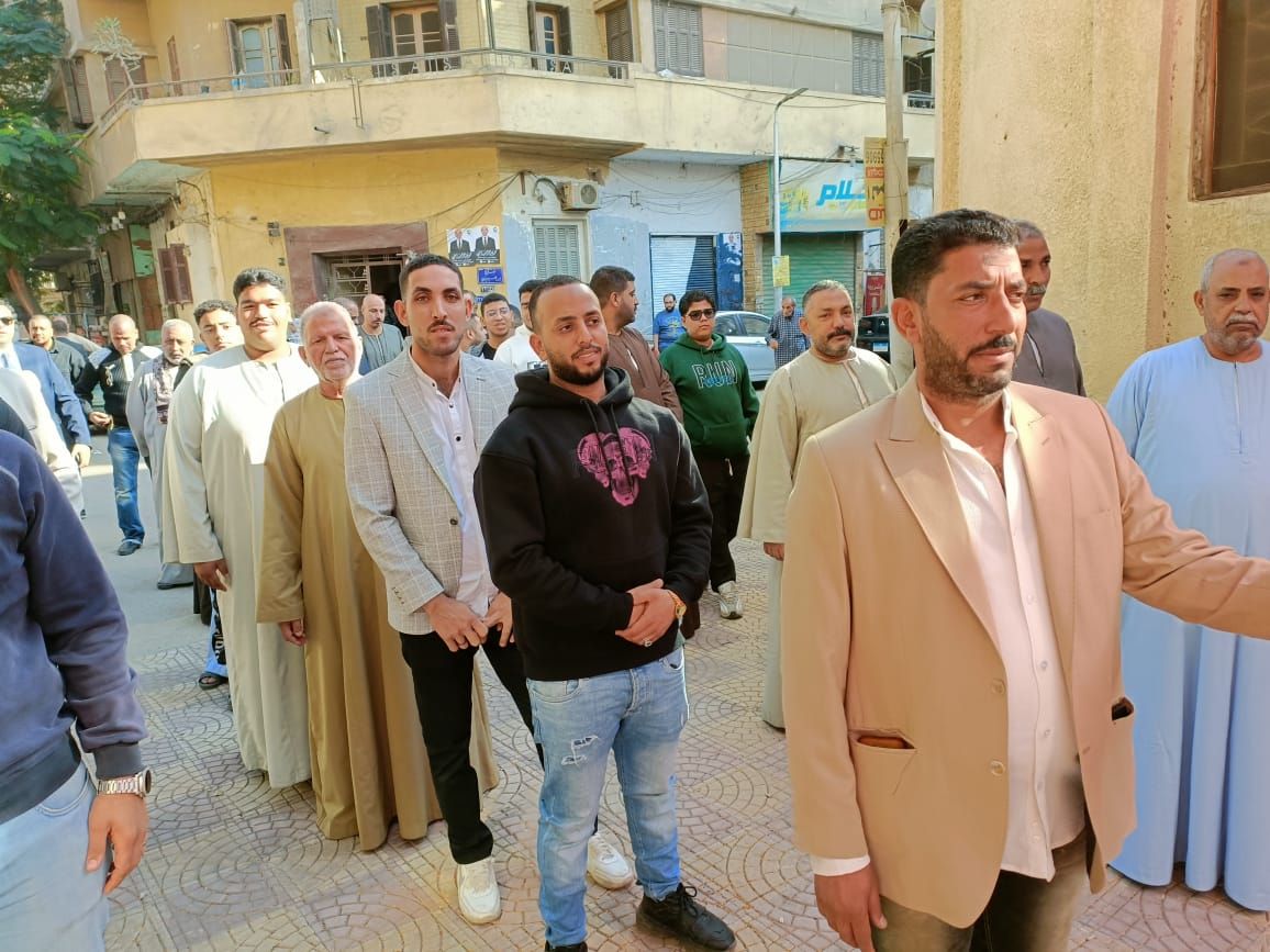 طوابير من المواطنين أمام اللجان للتصويت باليوم الثانى بانتخابات النواب