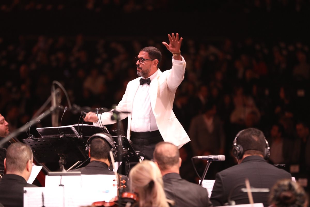 هاني فرحات يتألق بقيادته الأوركسترا الملكي البريطاني في حفل كامل العدد بالاهرامات