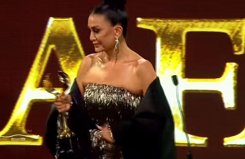 بكاء غادة عبد الرازق لحظة تكريمها في مهرجان ضيافة