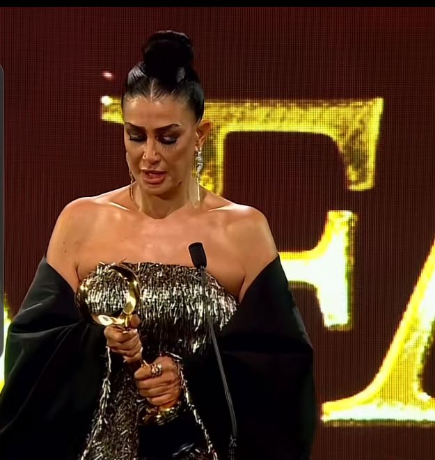 تأثر غادة عبد الرازق أثناء تكريمها في مهرجان ضيافة